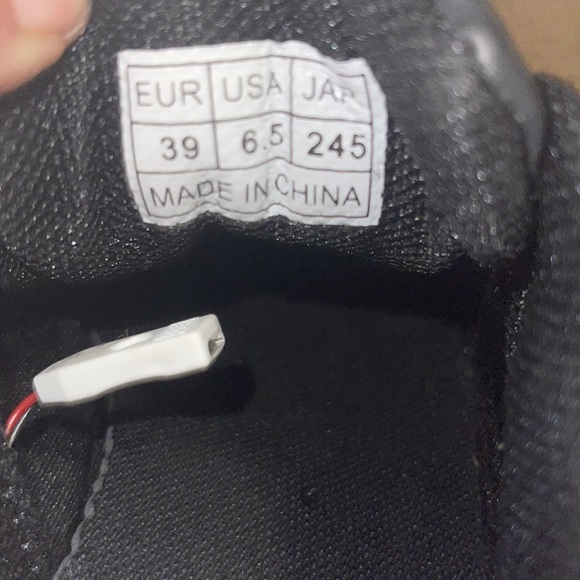 These are shoes that light up from the bottom - Picture 2 of 7